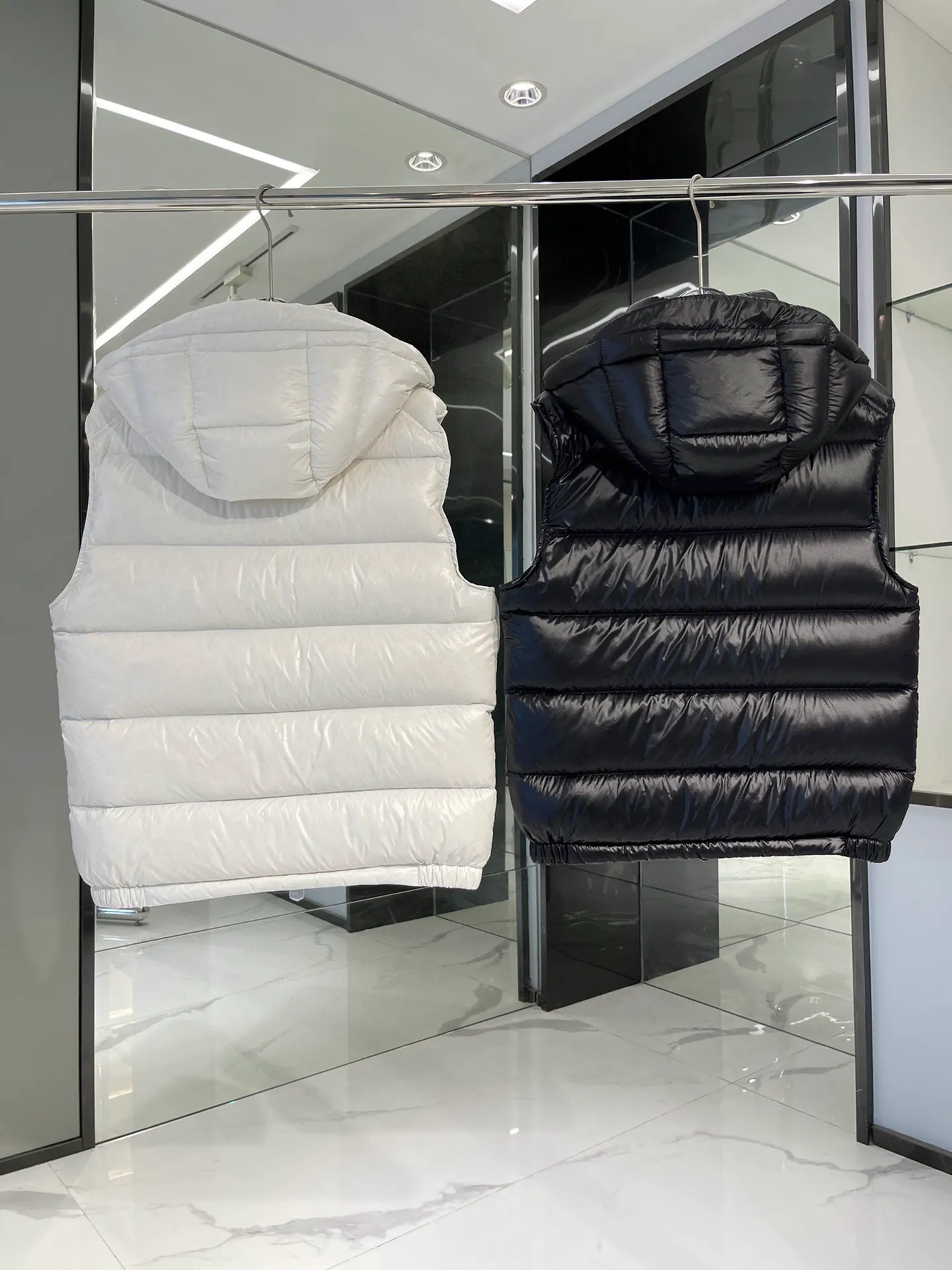 𝐌𝐨𝐧𝐜𝐥𝐞𝐫 Classic ‼️ ❗️ ， ， ， ！ 1⃣️Gray ， ， 90% +10% ！ ， 👍 2⃣️ ， m ！ ， ， ！ Breathable ， ！ 3⃣️ Classic New Arrival ， ， logo ， 4⃣️ 、 ！ ， ， !
